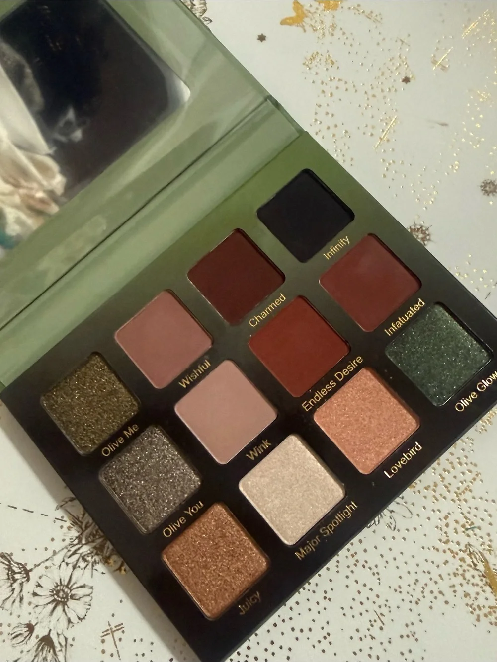 Makeup palette - not a clothing accessory